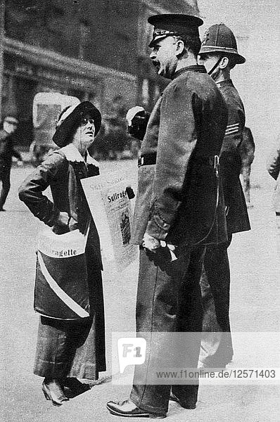 Eine Suffragette  die zwei Polizisten gegenübersteht  1913 (1937).Künstler: Sport & Allgemein