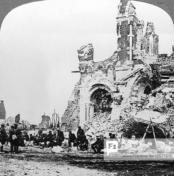 Deutsche Kriegsgefangene neben den Ruinen der Basilika von Albert  Frankreich  Erster Weltkrieg  1914-1918.Künstler: Realistic Travels Verlag