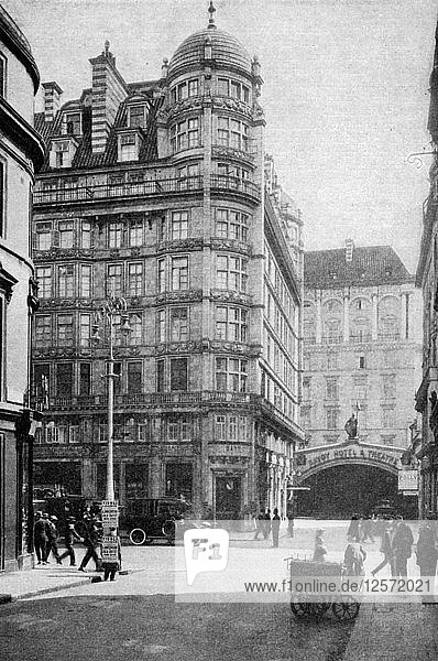 Savoy Hotel und Theater am Strand gegenüber der Norfolk Street  London  um 1930. Künstler: Unbekannt