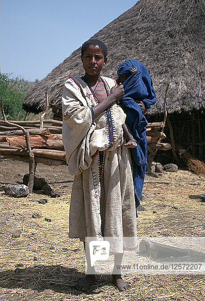 Frau und Baby in einem Dorf in der Nähe der Wasserfälle des Blauen Nils  Äthiopien.