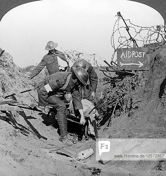 Transport eines verwundeten Soldaten zu einem Erste-Hilfe-Posten  Passchendaele  Belgien  Erster Weltkrieg  1914-1918.Künstler: Realistic Travels Verlag