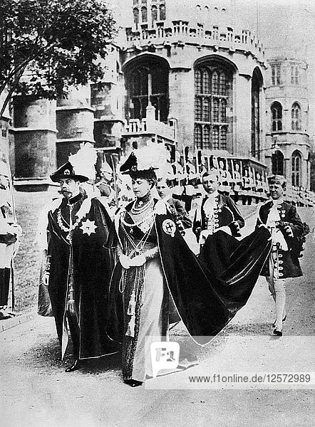 König Georg V. und Königin Mary in den Roben der Knights of the Garter  Windsor  1937.Künstler: Central Press