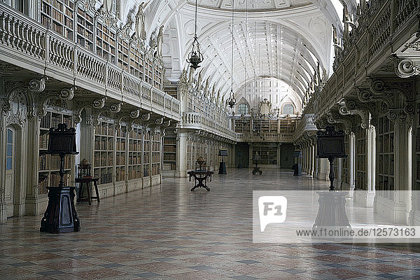 Die Bibliothek im Nationalpalast von Mafra (Palacio de Mafra)  Mafra  Portugal  2009. Künstler: Samuel Magal