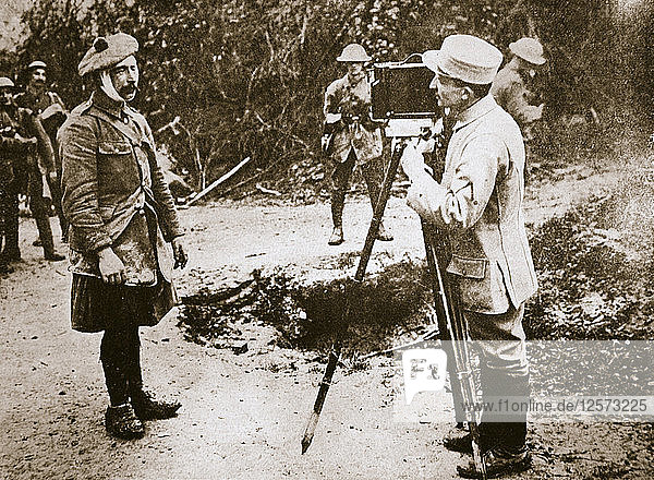 Kameramann filmt einen verwundeten Soldaten  Somme-Feldzug  Frankreich  Erster Weltkrieg  1916. Künstler: Unbekannt