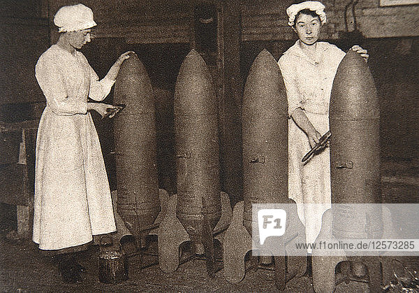Munitionsarbeiterinnen beim Anstrich von Fliegerbomben  Erster Weltkrieg  ca. 1914-c1918. Künstler: S und G