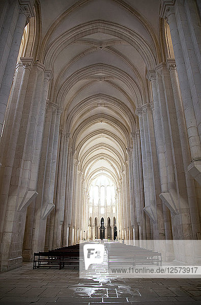 Mittelschiff der Kirche  Kloster von Alcobaca  Alcobaca  Portugal  2009. Künstler: Samuel Magal