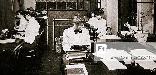 Frauen bei der Arbeit in einem Schreibbüro  1900. Künstler: Unbekannt