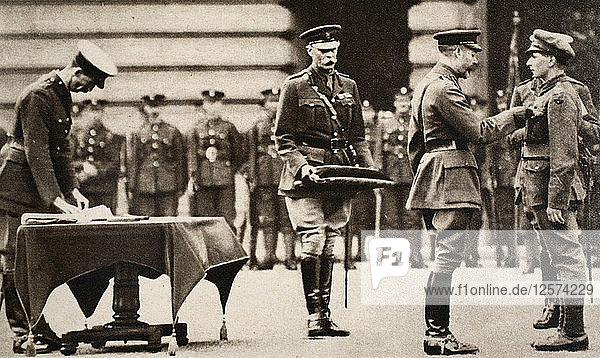König Georg V. verleiht dem Gefreiten Wilfred Edwards das Victoria-Kreuz  1917. Künstler: Unbekannt