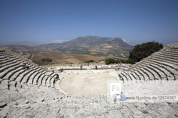 Das antike griechische Theater in Segesta  Sizilien  Italien. Künstler: Samuel Magal