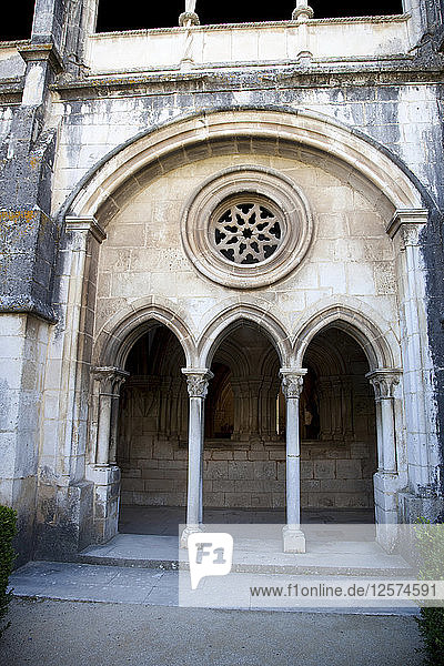 Kreuzgang mit Bögen und Säulen  Kloster von Alcobaca  Alcobaca  Portugal  2009. Künstler: Samuel Magal