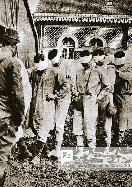 Vorübergehend erblindete alliierte Opfer eines Giftgases in einem französischen Krankenhaus  Erster Weltkrieg  ca. 1915-c1918. Künstler: Unbekannt