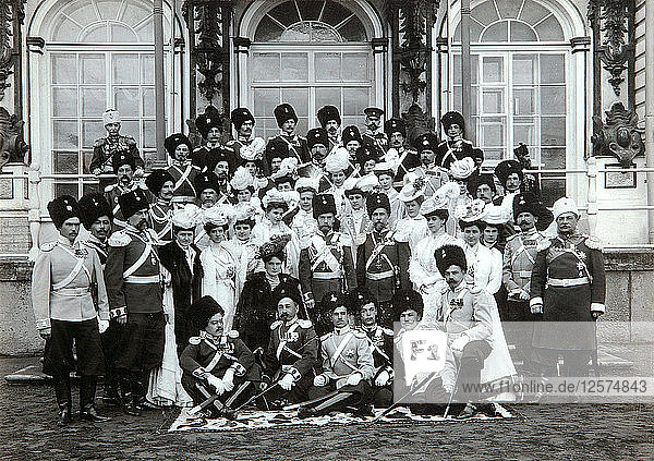 Russische Zarenfamilie vor dem Katharinenpalast  Zarskoje Selo  Russland  Anfang des 20. Jahrhunderts. Künstler: K. von Hahn