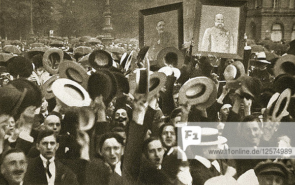 Menschenmenge  die die Kriegserklärung des Kaisers an Großbritannien feiert  Berlin  4. August 1914. Künstler: S und G
