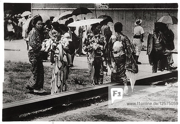 Japanische Frauen vor dem Zeppelin-Hangar  Kasumigaura  Japan  1929 (1933). Künstler: Unbekannt