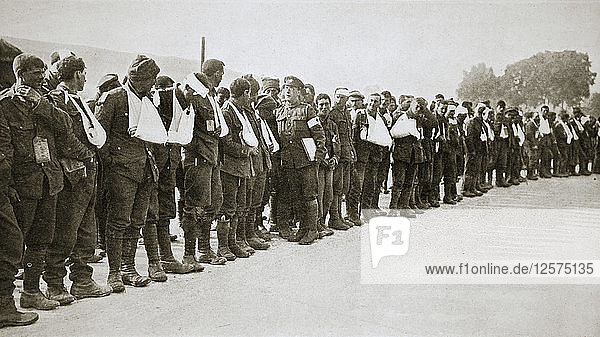 Parade der Verwundeten zu Fuß  Somme-Feldzug  Frankreich  Erster Weltkrieg  1916. Künstler: Unbekannt