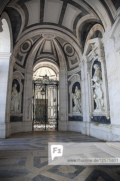 Der Eingang zur Kirche im Nationalpalast von Mafra (Palacio de Mafra)  Mafra  Portugal  2009. Künstler: Samuel Magal