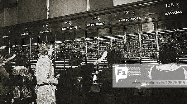 Weibliche Angestellte in der Telefonzentrale  New York Stock Exchange  USA  Anfang der 1930er Jahre. Künstler: Unbekannt