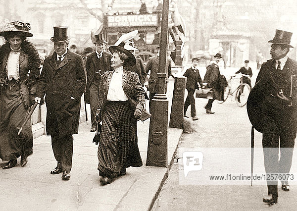 Suffragetten versuchen  mit dem Premierminister zu sprechen  London  1908. Künstler: Unbekannt