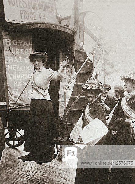 Barbara Ayrton  britische Suffragette  die im Oktober 1909 mit dem Votes for Women-Bus Wahlkampf betreibt. Künstler: Unbekannt