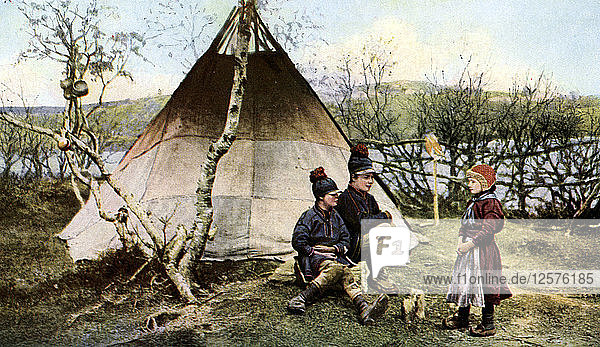Menschen mit einem traditionellen Zelt  Lappland  Schweden  um 1923. Künstler: Unbekannt