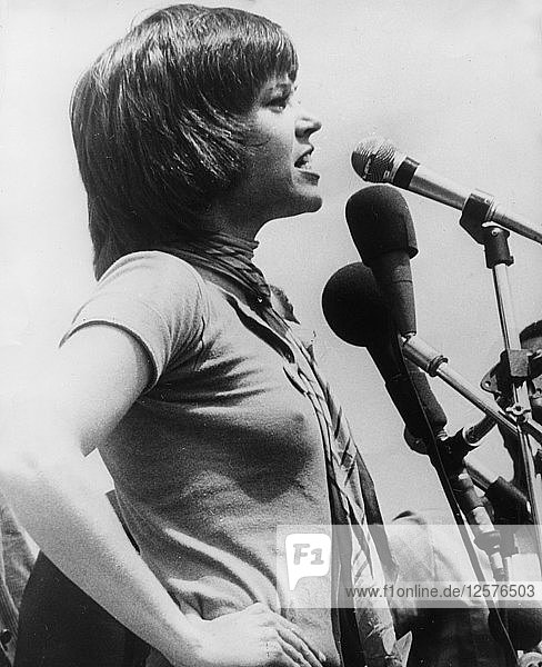 Jane Fonda spricht bei einer Anti-Kriegs-Demonstration in Washington DC  USA  9. Mai 1970  zur Menge. Künstler: Unbekannt