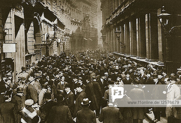 In der Throgmorton Street neben der Nordwand der Londoner Börse  20. Jahrhundert. Künstler: Unbekannt