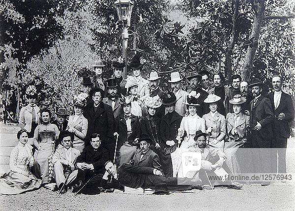 Schriftsteller Maxim Gorki und Anton Tschechow zwischen den Schauspielern des Moskauer Kunsttheaters  1900. Künstler: Unbekannt