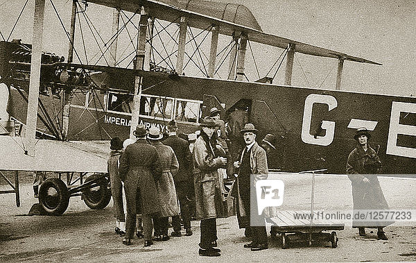 Passagiere an Bord eines Flugzeugs der Imperial Airways für einen Flug nach Paris  ca. 1924-c1929 (?) Künstler: Unbekannt