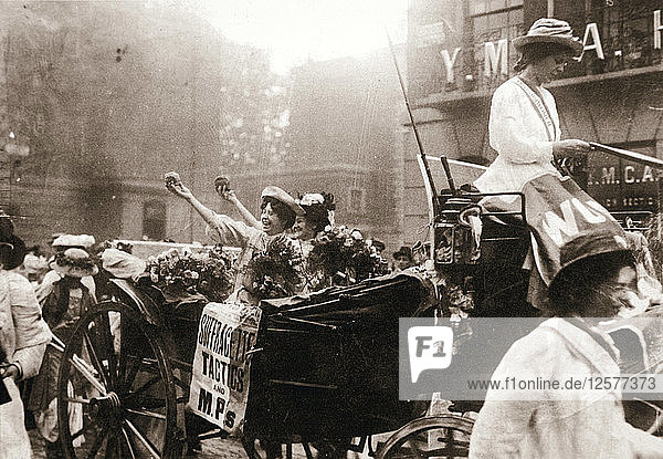 Zwei Suffragetten feiern ihre Entlassung aus dem Holloway-Gefängnis in London am 22. August 1908. Künstler: Unbekannt