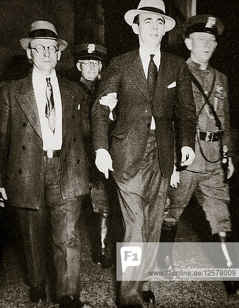 Jack Legs Diamond  vorübergehend in den Händen des Gesetzes in Troy  New York  USA  Juli 1931 Künstler: Unbekannt
