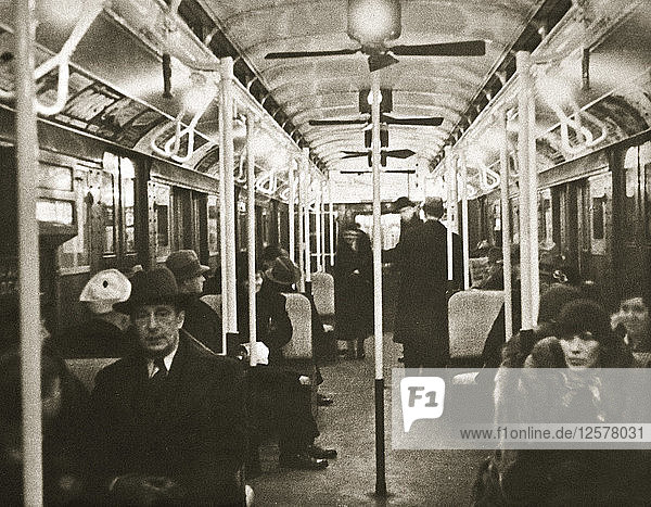 Innenraum eines U-Bahn-Wagens in der Eighth Avenue  New York  USA  Anfang der 1930er Jahre. Künstler: Unbekannt