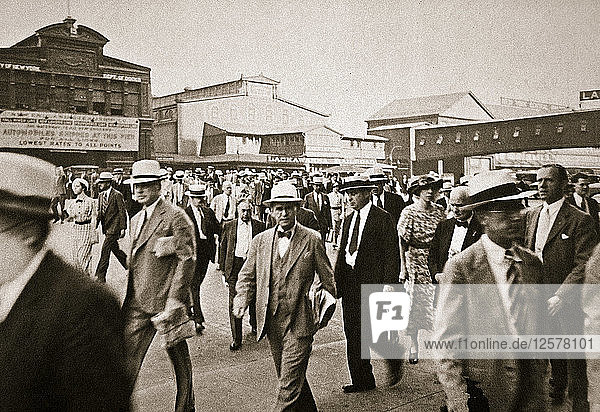 Pendler aus New Jersey überqueren die West Street von der Hoboken-Fähre  New York  USA  Anfang der 1930er Jahre. Künstler: Unbekannt
