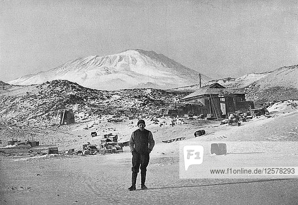 Der britische Entdecker Ernest Shackleton im Basislager am Kap Royds  Antarktis  1908. Künstler: Unbekannt