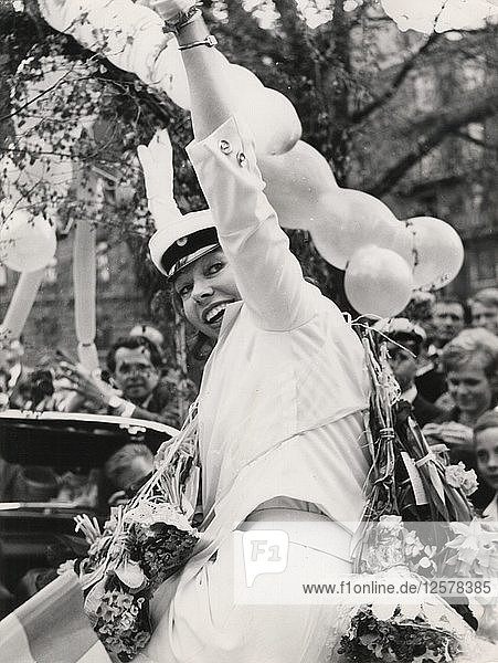 Prinzessin Christina von Schweden feiert das Bestehen ihres Abiturs  1963. Künstler: Unbekannt