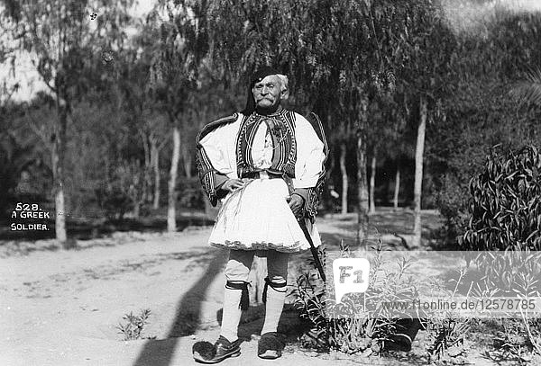 Griechischer Soldat in traditioneller Uniform  ca. 1920er-c1930er Jahre(?). Künstler: Unbekannt
