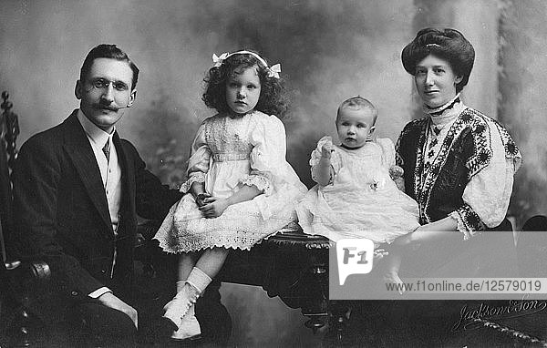 Familienporträt  um 1900-c1910(?). Künstler: Unbekannt