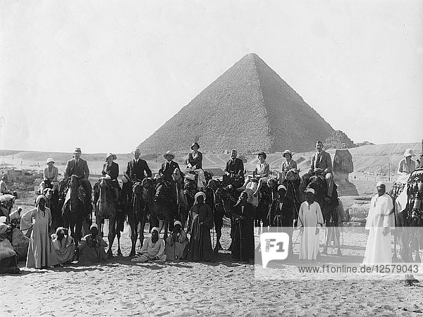 Kameltour vor einer der Pyramiden von Gizeh  Ägypten  ca. 1920er-c1930er Jahre(?). Künstler: Unbekannt