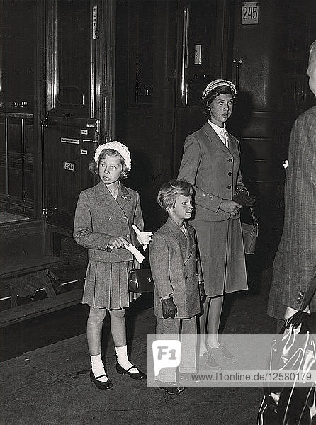 Kronprinz Carl Gustaf von Schweden und seine Schwestern  2. September 1952. Künstler: Unbekannt