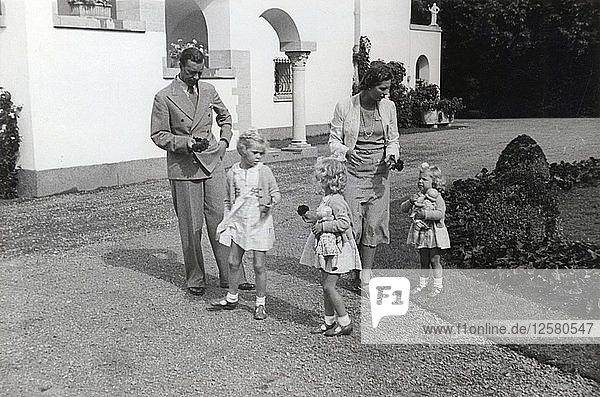Porträt der schwedischen Königsfamilie in Solliden  der königlichen Sommerresidenz  1942. Künstler: Karl Sandels