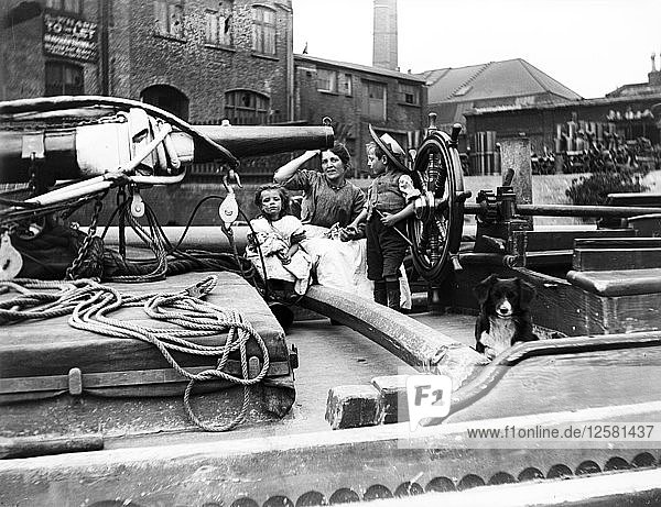 Barge family on a dumpy barge  London  c1905. Artist: Unknown