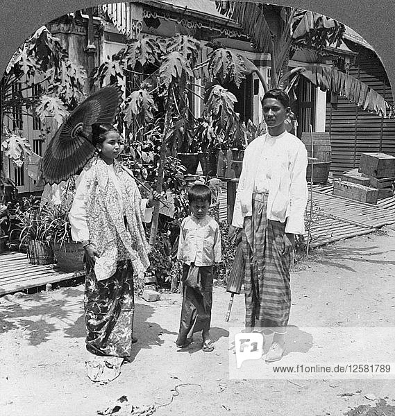 Birmanische Familie  Rangun  Birma  1908. Künstler: Stereo Travel Co