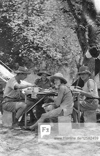 Essenszeit  Livingstone nach Broken Hill  Nordrhodesien  1925 (1927). Künstler: Thomas A. Glover
