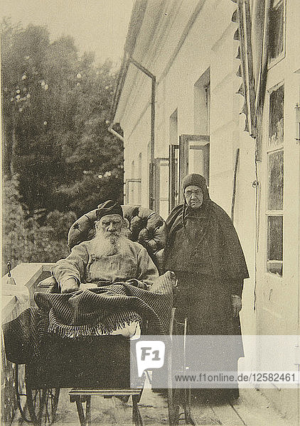 Der russische Schriftsteller Leo Tolstoi mit seiner Schwester Maria Nikolajewna  Russland  1900er Jahre. Künstlerin: Sofia Tolstaja