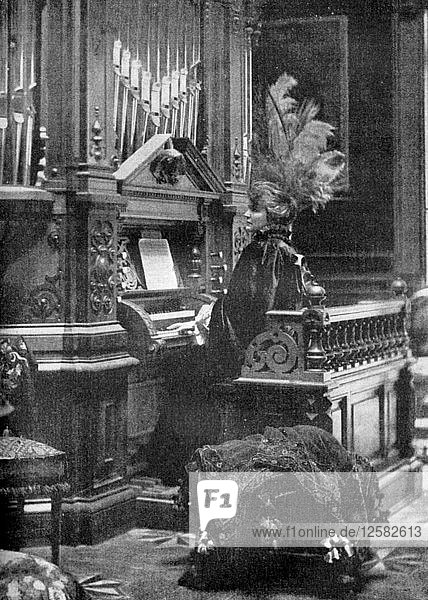 Die Königin von Rumänien beim Orgelspiel  1904. Künstler: Unbekannt