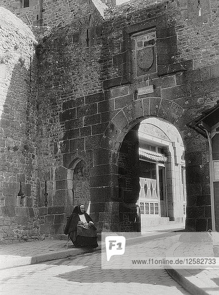 Tor und Eingang zur einzigen Straße von Mont St Michel  Normandie  Frankreich  20. Jahrhundert. Künstler: Unbekannt