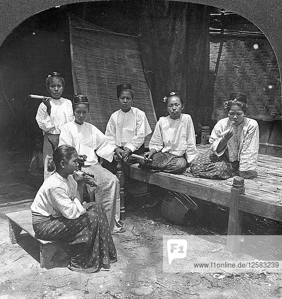 Burmesische Frauen rauchen vor ihrem Haus  Mandalay  Burma  1908. Künstler: Stereo Travel Co