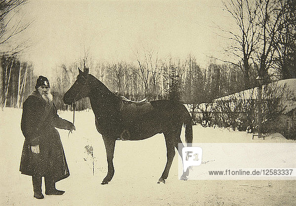 Der russische Schriftsteller Leo Tolstoi mit einem Pferd  Jasnaja Poljana  bei Tula  Russland  1905. Künstlerin: Sofia Tolstaja