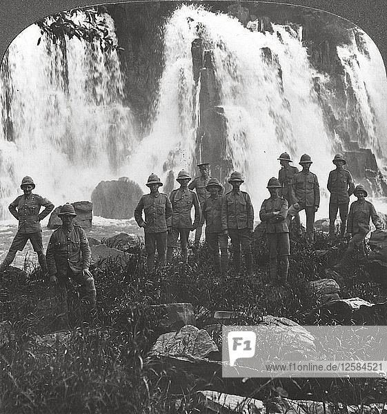 Britische Truppen erfrischen sich an einem Wasserfall  Afrika  Erster Weltkrieg  ca. 1914-c1918. Künstler: Realistic Travels Verlag