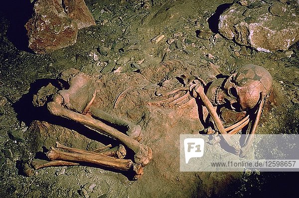 Paläolithische rituelle Bestattung einer Frau. Künstler: Unbekannt