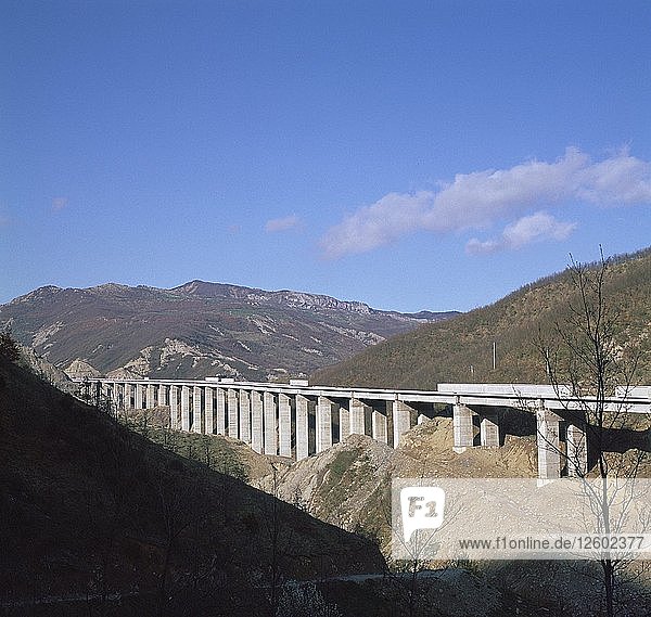 Eine neue Autobahn wird gebaut  die den Apennin durchschneidet. Künstler: Unbekannt